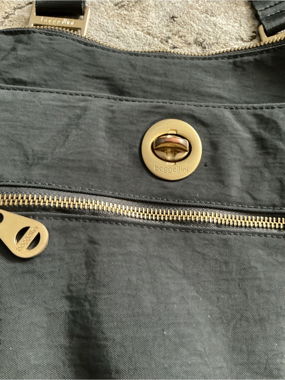 Spacious Crossbody Bag with Gold Hardware 🌟🌟 - Picture 11 of 11